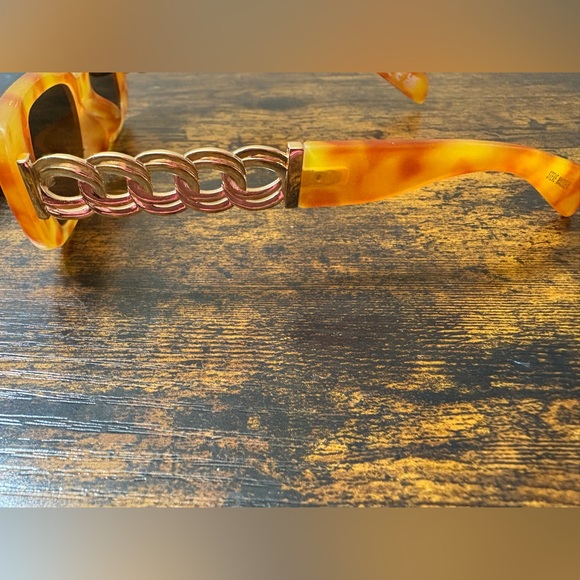 Steve Madden Amber Sunglasses with Chain Accent - Picture 5 of 5